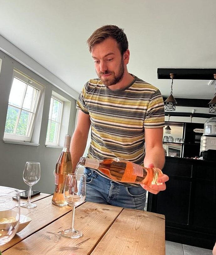 Vinoloog Daan Gort schenkt wijn in tijdens een proeverij in Lisse