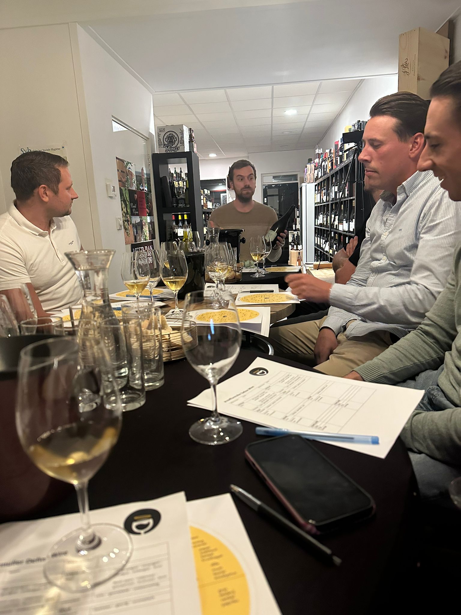 Gedekte proeftafel voor een wijncursus van Define Wine